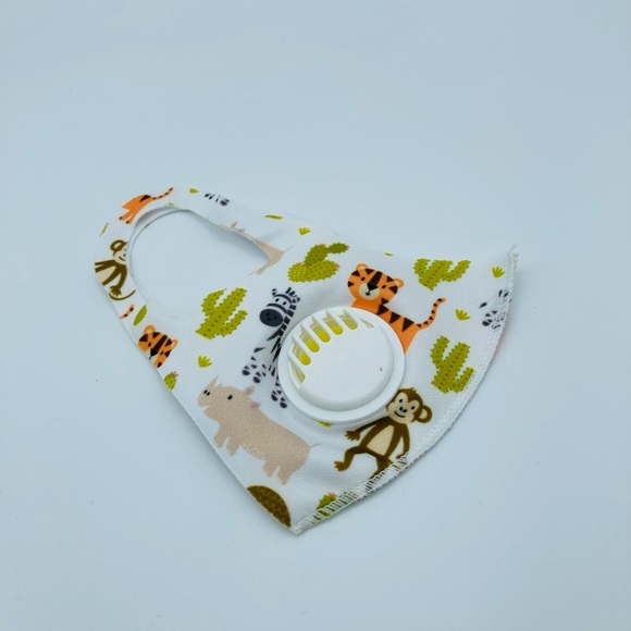 NWT ANIMAL PRINT CHILDREN FACE MASK WITH FILTER - Picture 2 of 3